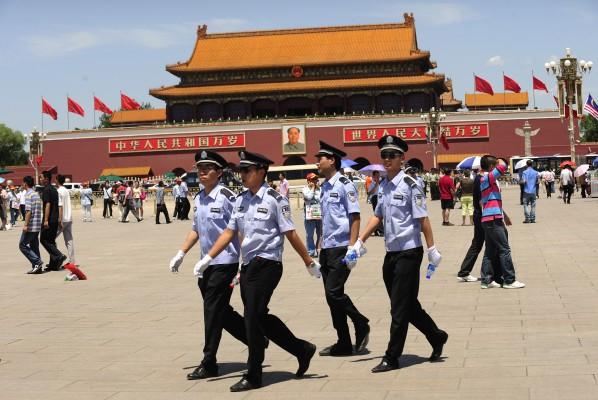 Kinesiska poliser på Himmelska fridens torg. (Foto: AFP/Peter Parks)