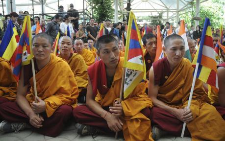 Tibetanska munkar i exil från Kirti-klostret protesterar i Indien i april. De krävde ett slut på krisen i Kirti-klostret i Kinas Sichuan-provins. Två tibetaner dog när polisen slog till mot ett buddhistiskt kloster i sydvästra Kina. Myndigheterna spärrade av Kirti-klostret och beställde ett nytt omskolningsprogram efter oroligheter i mars när en ung munk satte eld på sig själv och dog i en uppenbar protest mot regeringen. Källa AFP. (Foto: STR / AFP)
