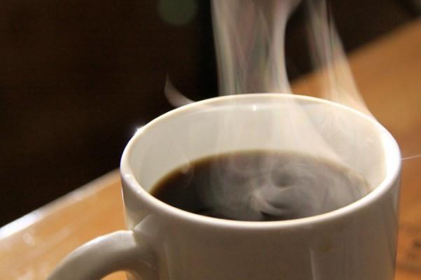 Koffein, socker och vatten interagerar med varandra på molekylär nivå och påverkar smaken av varma drycker. Foto: waferboard /CC BY 2.0