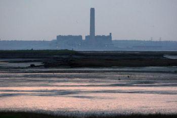 Utsikt över kol- och oljekraftverket Kingsnorth, som ägs av energiföretaget E.ON, i Kent, England. Holländska och brittiska företag har fått tillstånd att pumpa koldioxidutsläpp ner i underjorden. (Oli Scarff/Getty Images)