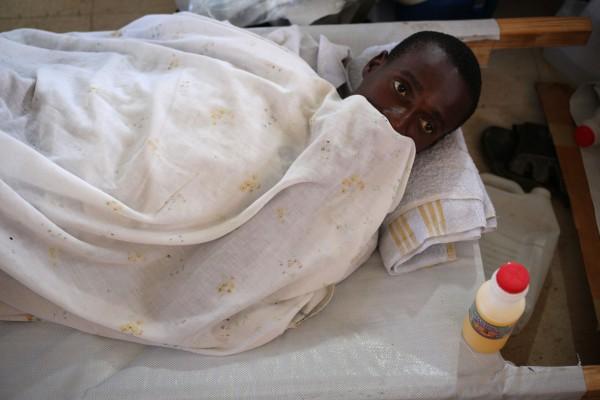 En pojke som lider av kolera ligger på en bår på ett sjukhus som drivs av Läkare utan gränser (MSF) i Cap-Haitien den 19 november. (Foto: Julien Tack/AFP)