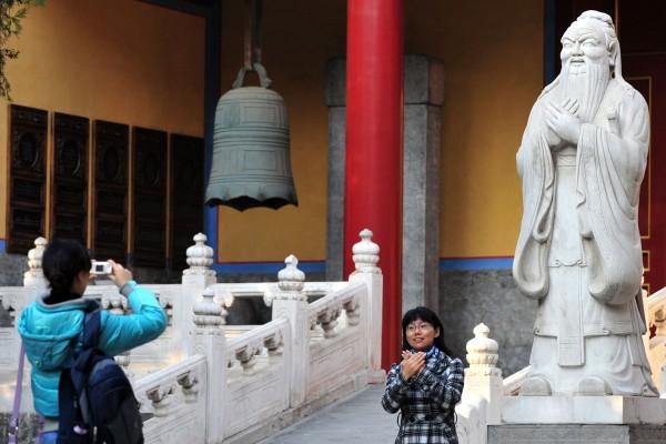 Den här statyn av Konfucius finns i Peking på Konfucius Templet, som ligger bara hundra meter väster om Lama Templet. Templet byggdes av den mongoliska härskaren Kublai Khan under Yuan-dynastin (1271-1368) och Konfucius dyrkades här under Yuan, Ming-och Qingdynastin (1271-1911). (Foto: Frederic J. Brown/AFP)