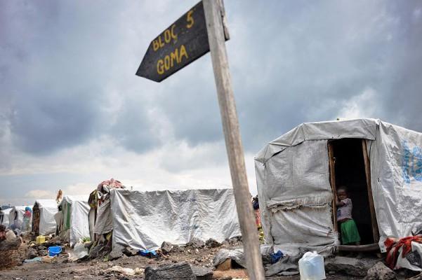En pojke står i tältöppningen till familjens tillfälliga bostad i ett flyktingläger i Kongo. Sedan stridigheterna tog ny fart mellan tutsigeneralen Laurent Nkunda och regeringsstyrkor har omkring 250 000 personer tvingats lämna sina hem. (Foto: AFP /Tony KARUMBA)
