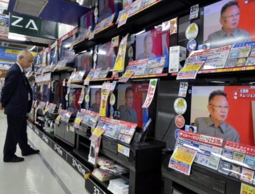 En affärsman i Tokyo tittar på en TV som rapporterar om Nordkoreas ledare Kim Jong Ils död den 19 december, 2011. (Foto: Yoshikazu Tsuno /AFP/Getty Images)