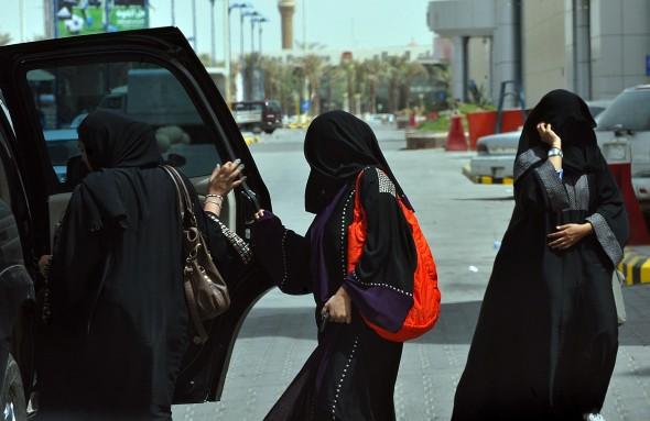 Saudiska kvinnor kliver in i baksätet på en bil i Riyadh den 14 juni 2011. (Foto: Fayaz Nureldine/ AFP/Getty Images)

