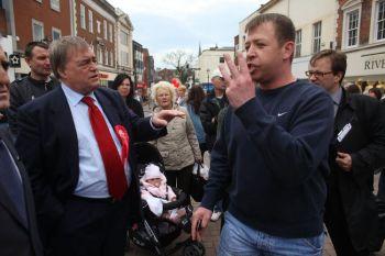 Labours parlamentsledamot John Prescott (t.v.) fick frågor om sysselsättning och invandring när han deltog i valkampanjen den 28 april, 2010 i Dudley, England. (Foto: Christopher Furlong/Getty Images)