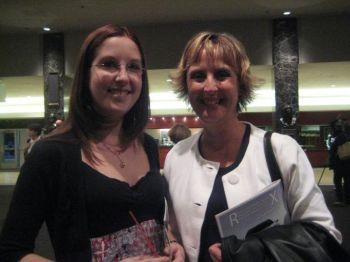 Larsen och hennes mamma på Northern Alberta Jubilee Auditorium. (Foto: The Epoch Times)
