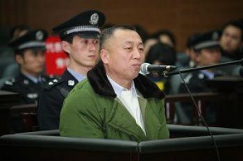 Försvarsadvokaten Li Zhuang på de anklagades bänk i Chongqing, åtalad för förhindrande av rättvisan efter att ha tagit sig an ett politiskt fall. Han dömdes till ett och ett halvt års fängelse, men överklagar. (Foto: Epoch Times)