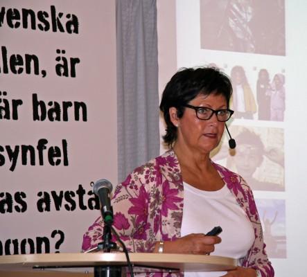 Lena Holm, Majblommans generalsekreterare, talade om barns utsatthet i Visby under Alemdalsveckan. (Foto: Pirjo Svensson/Epoch Times)