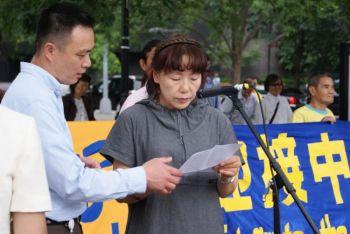 Falun Gong-utövaren Li Ming berättar utanför FN i New York om hur hon blev torterad i Kina. (Foto: The Epoch Times)