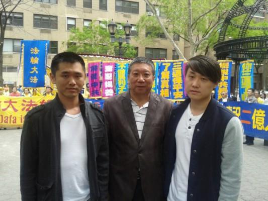 Zhang Yu (till vänster), Bian Hexiang (mitten) och Liu Fei var med och stödde Tuidang-(lämna partiet)-manifestationen på Dag Hammarskjöld Plaza, Manhattan, den 15 maj 2015 (Foto: Frank Fang/Epoch Times)
