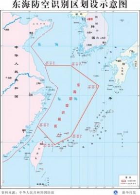 Bild på Kinas upprättade flygförsvarszon som är markerad med röda linjer mitt på kartan, och med koordinater i varje hörn. Kina ligger vänster om zonen, Taiwan längst ner, Korea i övre högra hörnet och Japan till höger. Det markerade området sträcker sig ner i en triangel i den södra änden, vilken inkluderar Senkaku-öarna. (Skärmdump från Xinhua/Epoch Times) 