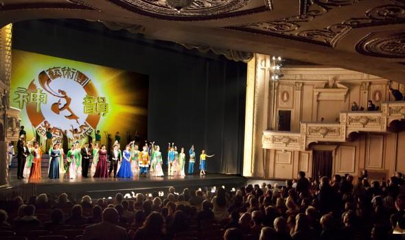Shen Yun Performing Arts fick stående ovationer på Merriam Theater i Philadelphia, USA, fredagen den 6 januari 2012. (Foto: Edward Dai/ The Epoch Times)
