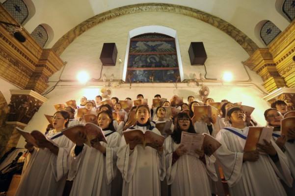 Kristna kineser sjunger psalmer under en julmässa i en katolsk kyrka i Peking den 25 december 2012. (Foto: Wang Zhao/AFP/Getty Images)
