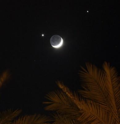 Ett sällsynt fenomen. Månen bildade en triangel med Venus och Jupiter den 1 december och syntes på flera platser i världen. Den här bilden är tagen från byn Netanya i Israel. Venus ligger till vänster om månen och Jupiter är den mindre planeten upp till höger. (Foto: Jack Guez/ AFP)