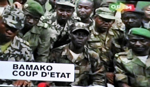 En TV-bild från den 22 mars 2012, visar en grupp soldater som utropar utegångsförbud i Bamako från och med den 22 mars efter en militärkupp. (Foto: Issouf Sanogo /AFP/Getty Images)