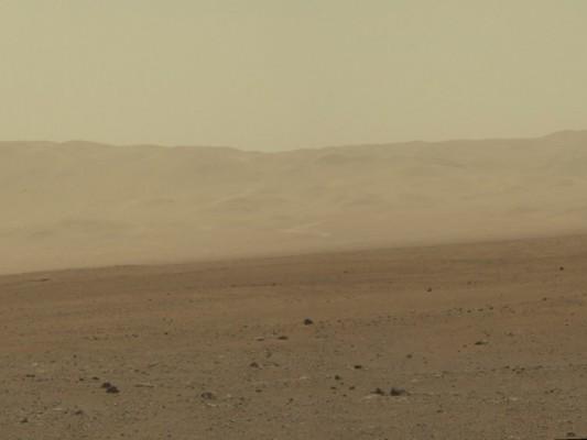 Färgbild från Nasas obemannade landfarkost Curiosity Rover visar en del av väggen till kratern Gale, den plats på Mars där farkosten landade den 5 augusti 2012. (Credit: NASA/JPL-Caltech/MSSS)
