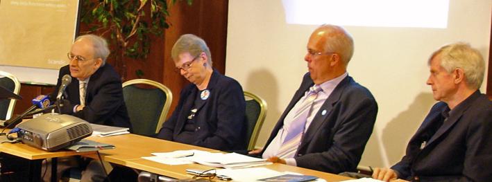 David Matas, Helena Bargholtz, Göran Lindblad och David Kilgour vid måndagens presskonferens, där de berättade om organstölderna från Falun Gong-utövare i Kina. (Foto: 