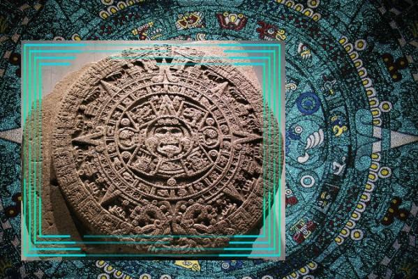 Aztekernas solsten, som illustrerar de 20 dagarna runt solguden Tonatiuh.(Anagoria/Wikimedia Commons) I bakgrunden mayakalendern. (Nikiac/iStock/Thinkstock)
