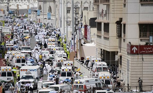 Ambulanser med skadade kommer till sjukhuset i Mina, nära Mecka. Foto: Mohammed Al-Shaikh/AFP/Getty Images)