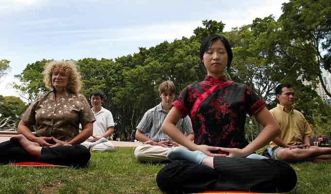 Meditation balanserar och skapar harmoni. (Foto: Olivier Chouchana/AFP)