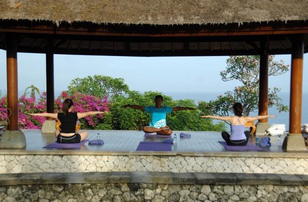 En hälsosam livsstil som tar hänsyn till både kropp och själ kan bromsa åldrandet. Personerna på bilden utövar yoga. (Foto: Sonny Tumbelaka/ AFP)
