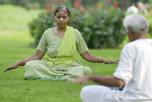 Det går att förenkla en del saker i sitt liv för att minska stressen men många stressande faktorer kommer vi inte undan. Många människor har bekräftat att de upplevt stora förbättringar i sin hälsa genom avslappningsövningar, meditation, yoga och qigong. En indisk kvinna mediterar i parken Lodhi Gardens i New Delhi den 2 juli 2003. (Foto: Findlay Kember/ AFP)