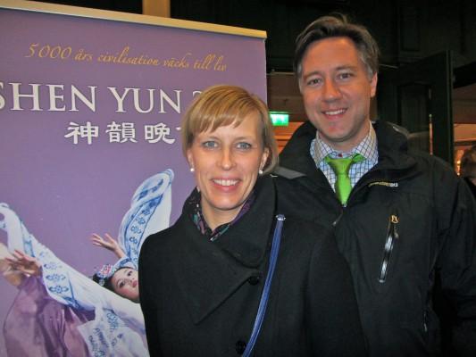 Linda och Tobias Menrik såg Shen Yun Performing Arts för tredje året i Stockholm den 9 april. (Foto: Veronica Örfelth/ Epoch Times)