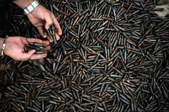En colombiansk polis i Medellin visar 2008 ammunition som används i AK-47 gevär. Förra veckan beslagtog tulltjänstemän vid gränsen mellan USA och Mexiko 250 000 patroner av den ammunitionstypen. (Foto: Raul Arboleda/AFP/Getty Image)