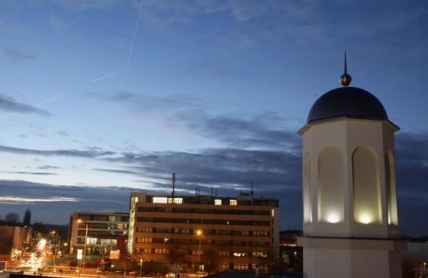 En upplyst minaret ovanpå Khadija moskén den 3 december i Berlin, Tyskland. En folkomröstning i Schweiz nyligen har utlöst en debatt i hela Europa.  57 procent av de tillfrågade röstade för att förbjuda byggandet av minareter, (Foto: Andreas Rentz/Getty Images)
