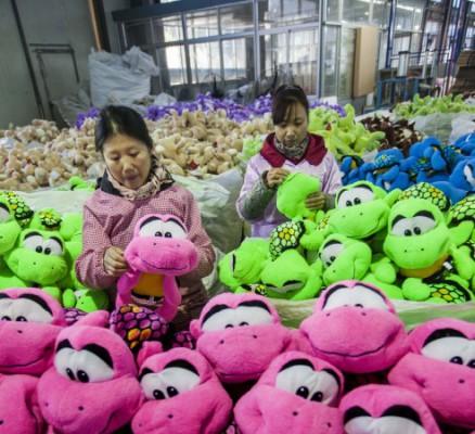 Arbetare tillverkar leksaker för export den 8 december 2014, i Lianyungang, Jiangsuprovinsen i Kina. De flesta av de farliga produkter (livsmedel ej inräknade), som upptäcktes av ett EU-organ i fjol var tillverkade i Kina, enligt ett pressmeddelande från Europakommissionen den 23 mars. (Foto: ChinaFotoPress via Getty Images)
