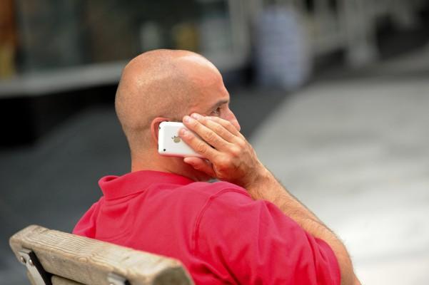 Ny svensk forskning visar att användningen av mobiltelefoner och trådlösa telefoner kan vara skadligt för vår hjärna. (Foto: Nicholas Kamm/AFP) 
