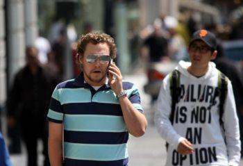 En fotgängare talar i mobiltelefon när han promenerar på gatan i San Francisco, Kalifornien. (Foto: Justin Sullivan / Getty Images)