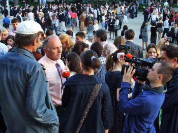 Professor Dumitru Roman, representant för Falun Dafa-föreningen i Moldavien, talar med lokal media i Chisinau, bland hundratals fredliga demonstranter som vädjar om att Shen Yun ska få uppträda i Moldavien den 25 maj. (Foto: Epoch Times)