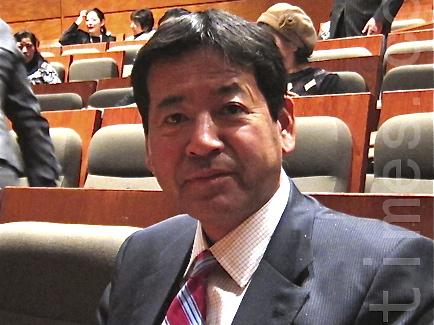 Ledamoten i det japanska representantshuset, Koichi Mukoyam såg Shen Yun på Tokyo International Forum den 14 februari. (Foto: Niu Bin/ The Epoch Times)