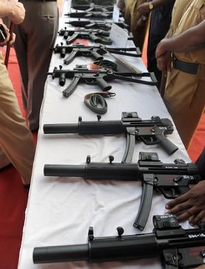 Indiska poliser inspekterar olika importerade automatvapen under ett möte kring antiterrorism i Mumbai, 27 augusti 2009. (Foto: Indranil Mukherjee/AFP)