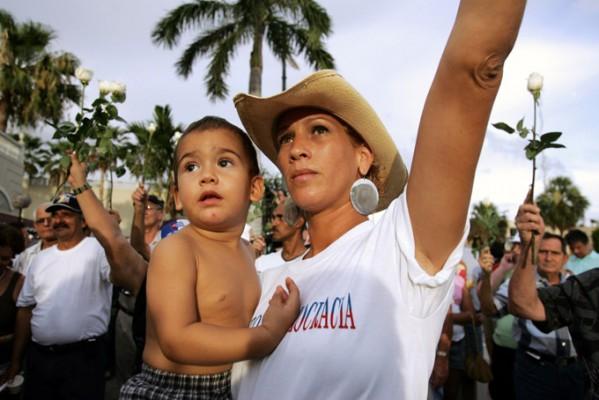 Kubanskan Rebeca Croes håller sin ettårige son Anthony under en manifestation i Little Havana, Miami, USA, 5 augusti 2006. Flera hundra USA-kubaner samlades för att uppmärksamma de dissidenter som fortfarande är fängslade i Kuba och lyssna på demokratirörelsens president Ramon Saul Sanchez. (Foto: AFP)