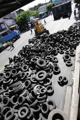 Vägverket ska under tre år ta reda på vad det innebär att ha malda gummidäck i asfalten. (Foto: AFP)