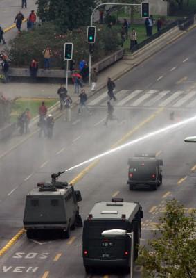 Vattenkanoner användes mot demonstranterna i Chile. Ungdomarna hade samlats för minnesstund av två studenter som dödades under demonstrationer 1985, samt mot de nya kollektivtrafikavtalen.  (Foto: AFP/ Martin Bernetti)
