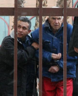 Anti-Castro militanta Luis Posada Carriles (H) leds av polisen till rättegången i Texas. Han fängslades som olaglig immigrant i USA men skall nu bli släppt mot borgen. Kuba och Venezuela efterlyser honom då han orsakade på ett kubanskt flygplan ett bombdåd som dödade 76 människor. Posada Carriles är 79 år gammal. (Foto: AFP/ Armando Segovia)