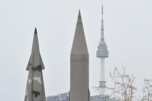 Kopia av en nordkoreansk Scudmissil (mitten) och en sydkoreansk missil som tagits ur bruk står bredvid varandra på ett krigsmuseum i Seoul i april 2013. (Foto: Kim Jae-Hwan/AFP/Getty Images)