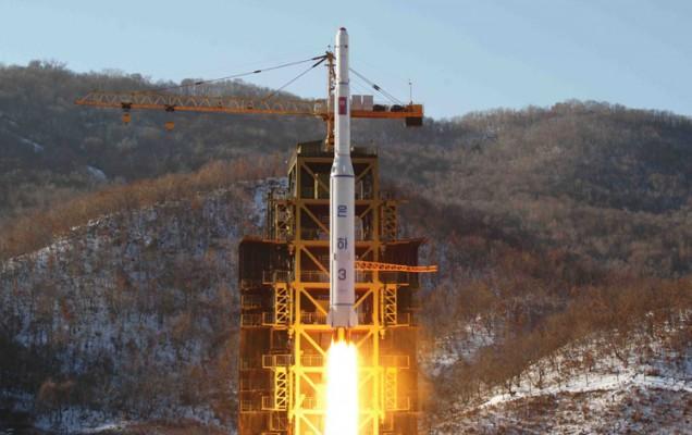 Den här bilden är tagen av Nordkoreas officiella nyhetsbyrå den 12 december 2012 och visar hur den nordkoreanska raketen Unha-3 lyfter tillsammans med en satellit. Genom sin utveckling av kärnvapen och missilteknologi har Nordkorea begärt koncession från andra länder. (Foto: KNS/AFP/Getty Images)