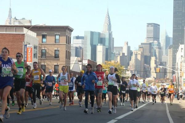 Deltagare i New Yorks internationella maraton den 6 november 2011. Trots bombningen vid Boston Maraton kommer alla planerade evenemang i New York att genomföras. (Gary Du / Epoch Times)