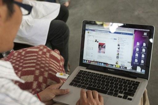 Det du skriver på Facebook och andra internetplatser kan påverka dina chanser att få jobbet du sökt. (Foto: AFP)