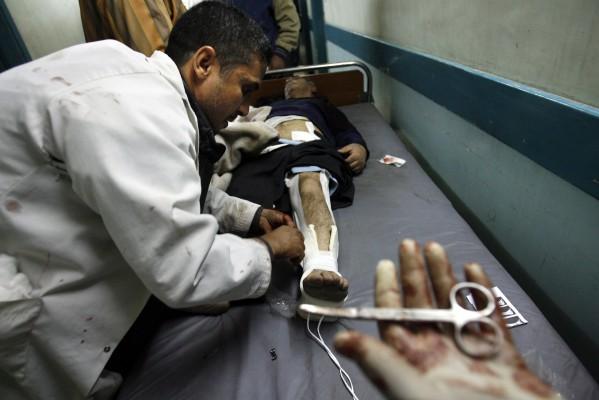 IRAK, Bagdad: En irakisk läkare på ett sjukhus i ett av Bagdads utarmade områden i staden Sadr, den 23 november 2006. AFP PHOTO/AHMAD AL-RUBAYE