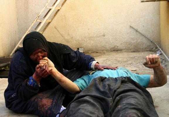 IRAK, BAQUBA: En irakisk kvinna sörjer sin döde son utanför bårhuset till ett sjukhus i staden Baquba nordöst om Bagdad, den 25 November 2006. Kropparna av 21 irakiska bybor från två familjer som hade avrättats föregående natt hittades i dag i Diyala provinsen i nordöstra Bagdad, sade polisen. AFP PHOTO/ALI YUSSEF