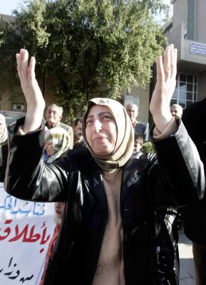 IRAK, Bagdad : En irakisk kvinna gråter samtidigt som hon protesterar framför den irakiska Utbildningsministeriet i centrala Bagdad. Släktingar kräver frisläppande av kidnappade anhöriga. En självmordsbombare banade vägen med bilbomb till kontrollpunkten vid Bagdads universitet och dödade minst 11 personer och skadade mer än 30 säger ansvariga för sjukvården. (Foto: AFP/Sabah Arar)

