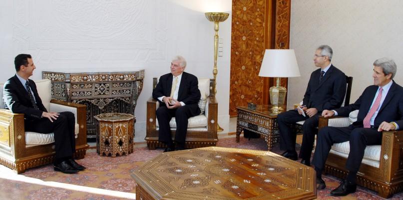 SYRIEN, Damaskus: Syriens president Bashar al-Assad (V) samtalar med USA:s demokratiska senator Christopher Dodd (M) och andra senatorer samt tidigare presidentkandidat John Kerry (första från höger) på al-Shaab palatset i Damascus. Dodd och  Kerry var på ett officiellt besöks för att diskuterar relationer mellan Syrien och USA samt den aktuella utvecklingen i Mellanöstern. (Foto: AFP/Sana7Ho)