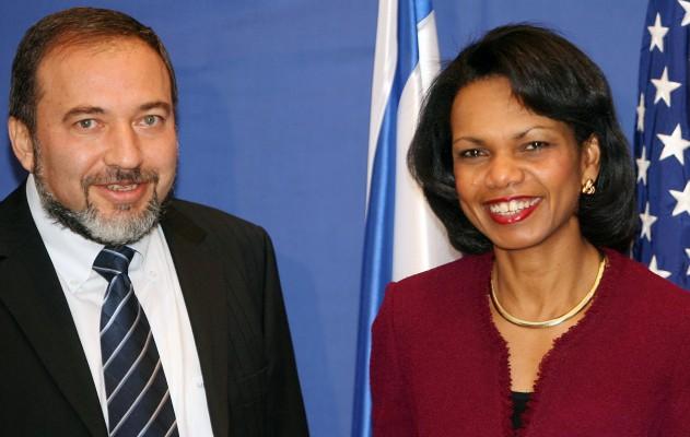USA:s utrikesminister Condoleezza Rice (H) träffade Israeliske Avigdor Lieberman i Jerusalem den 13 Januari 2007. Rice anlände till Israel för att väcka nytt liv i fredsprocessen, men utan någon specifik plan för att lösa konflikten. Foto:( AFP/Pool/Ammar Awad)