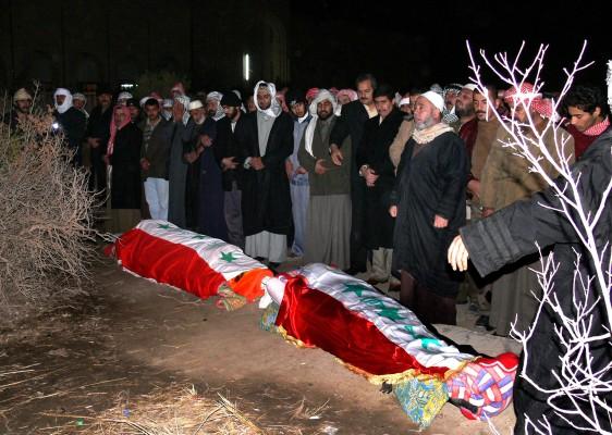 IRAK, Awja: Irakier ber bredvid kropparna av Saddams halvbror Barzan Ibrahim al-Tikriti och domaren Awad Ahmed al-Bandar den 15 januari 2007 under begravningen i byn Awja utanför Tikrit, 180 kilometer norr om Bagdad. (Foto:AFP/Dia Hamid)